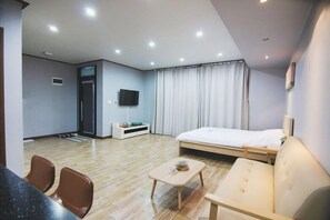 Room (104) | Individually decorated, individually furnished, free WiFi, bed sheets - Debussy Pension (Pocheon)