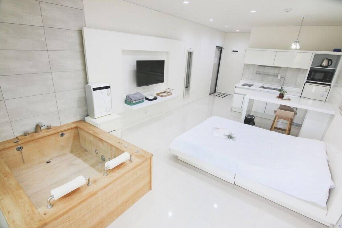 Room (105) | WiFi (free), individually decorated, individually furnished, bed sheets