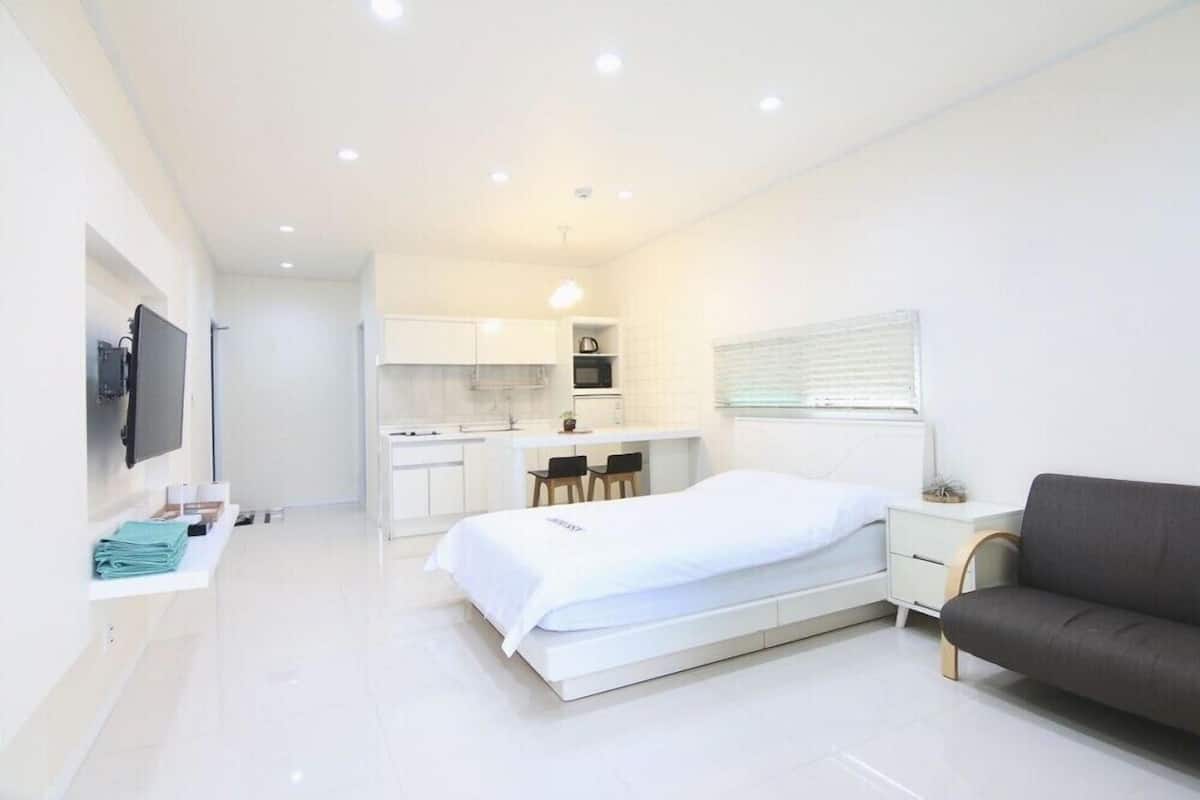 Room (205) | WiFi (free), individually decorated, individually furnished, bed sheets