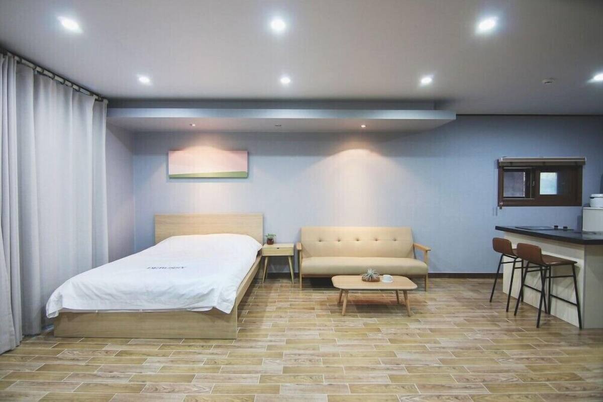 Room (104) | WiFi (free), individually decorated, individually furnished, bed sheets