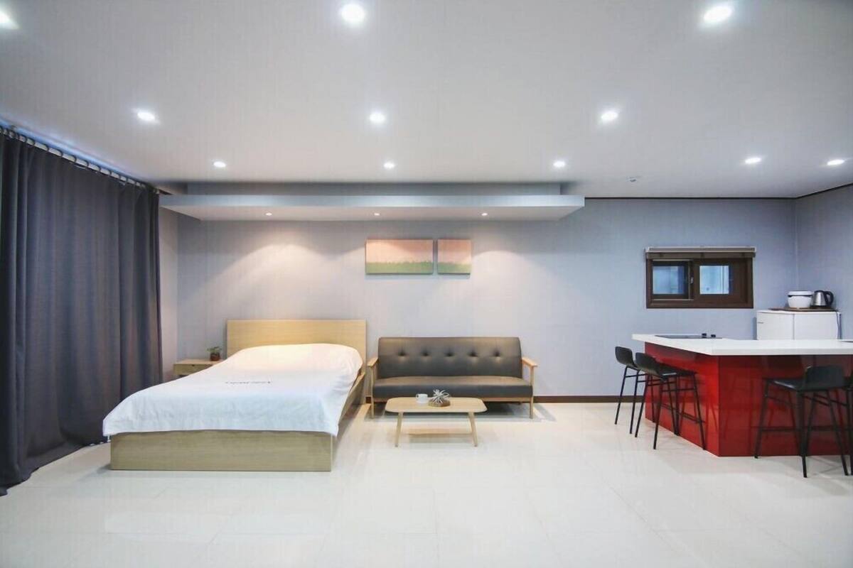 Room (102) | WiFi (free), individually decorated, individually furnished, bed sheets