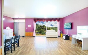 Decoración personalizada, muebles diferentes y wifi gratis 