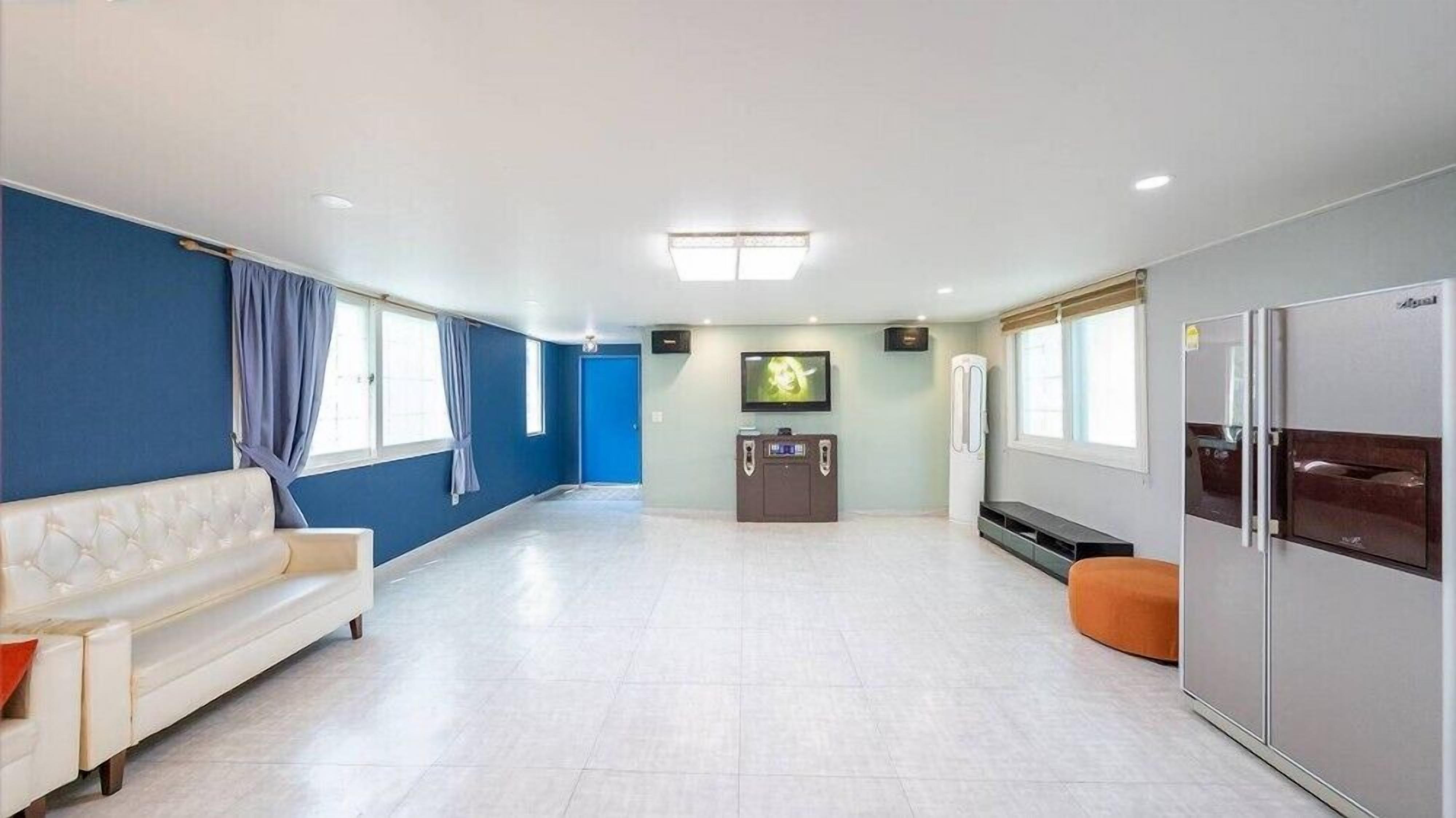 Room (C201) | Free WiFi, bed sheets