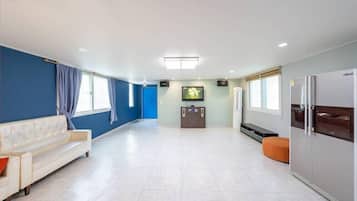 Room (C201) | Free WiFi, bed sheets