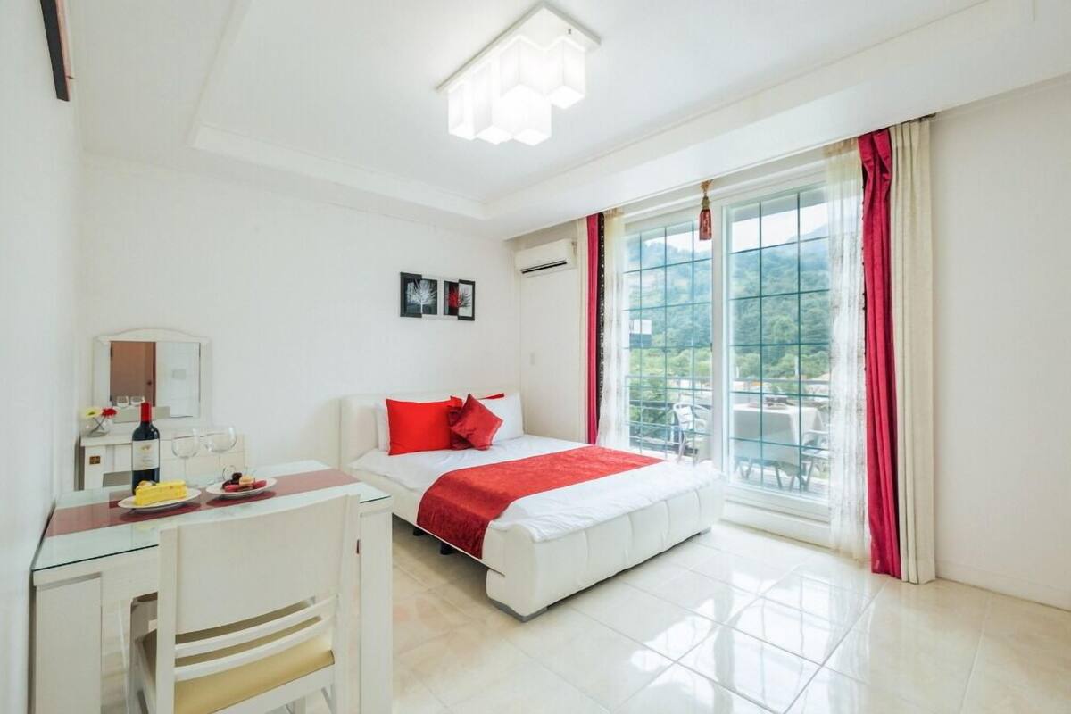 Room (Vivid red) | Individually decorated, individually furnished, free WiFi, bed sheets