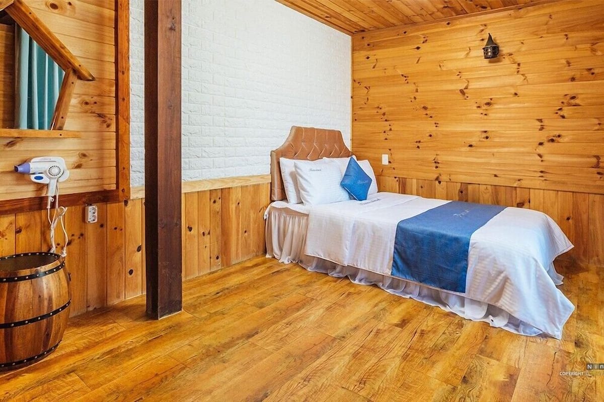 Room | Individually decorated, individually furnished, free WiFi, bed sheets
