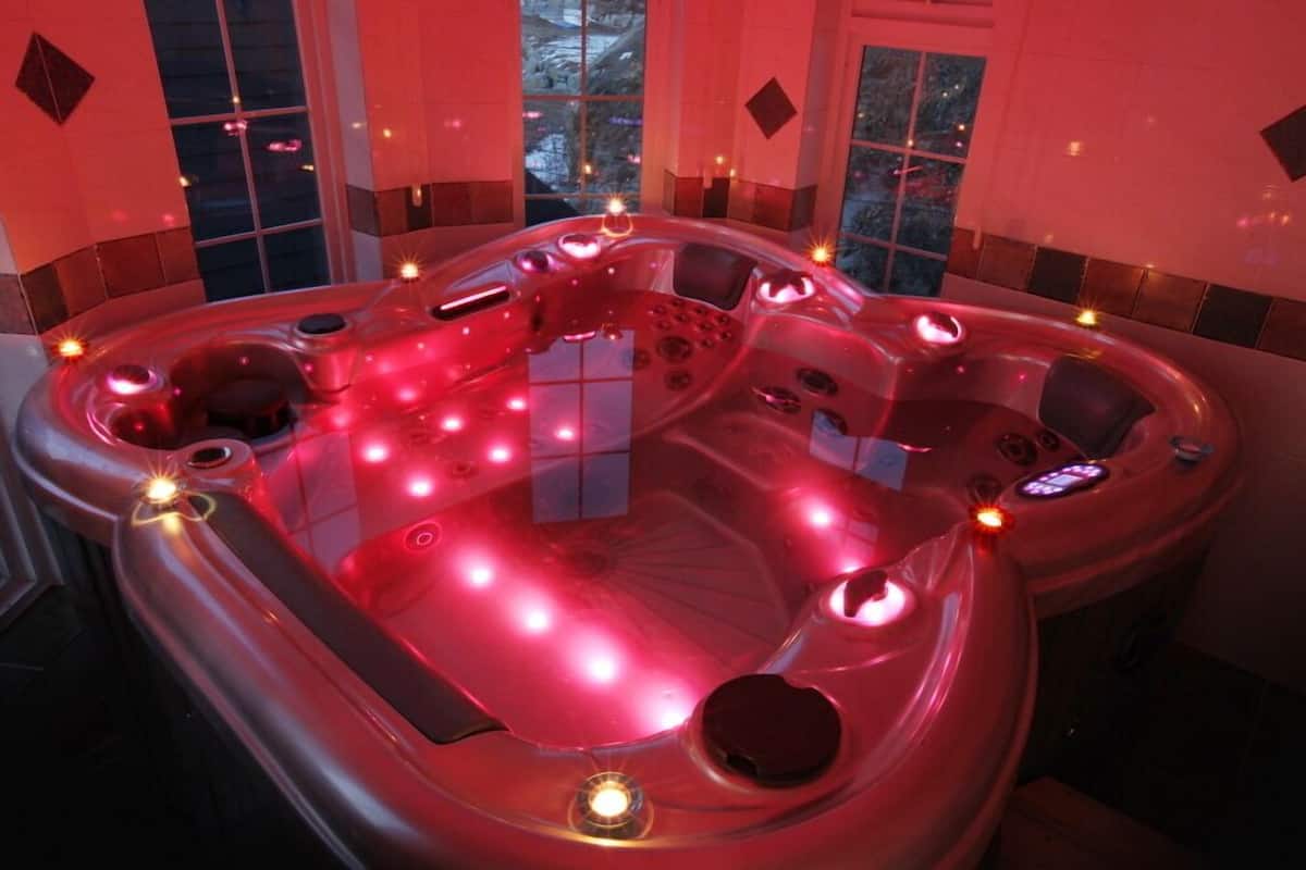 Room (Pure red (Private spa)) | Individually decorated, individually furnished, free WiFi, bed sheets