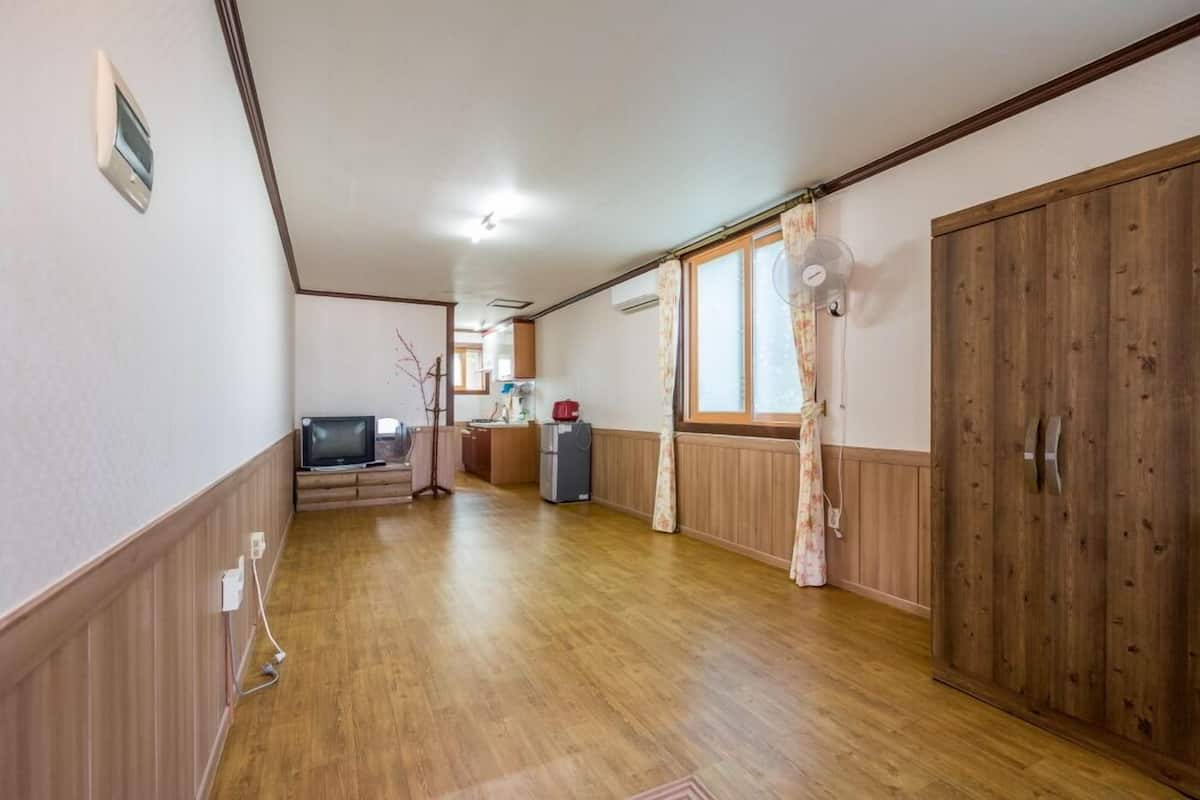 Chambre (1st floor) | Accès au Wi-Fi (inclus), ameublement unique, literie fournie