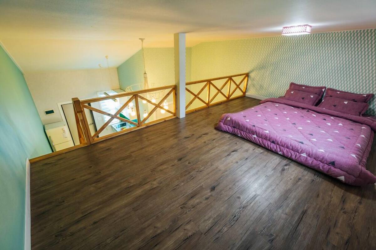 Muebles diferentes, wifi gratis y ropa de cama