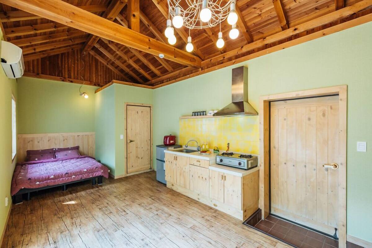 Muebles diferentes, wifi gratis y ropa de cama