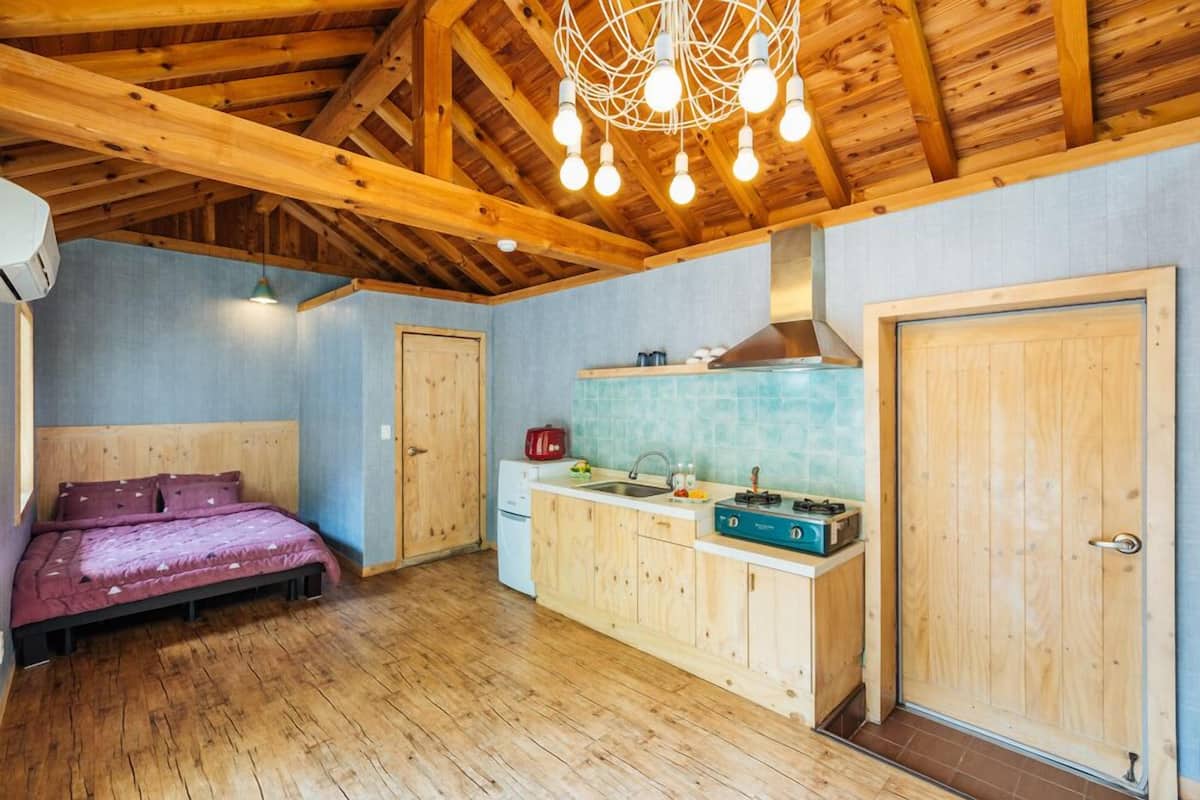 Muebles diferentes, wifi gratis y ropa de cama