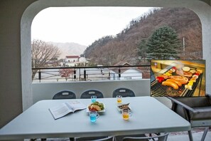 Room (Haetsal 3) | Individually furnished, free WiFi, bed sheets - Haeorum Pension (Gapyeong)