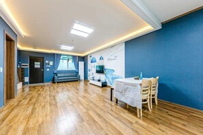 Huone (Cass) | Yksilöllisesti sisustettu, yksilöllisesti kalustettu, äänieristys