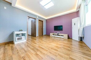 Huone (Green) | Yksilöllisesti sisustettu, yksilöllisesti kalustettu, äänieristys