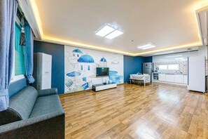 Room (Cass) | Individually decorated, individually furnished, soundproofing, free WiFi