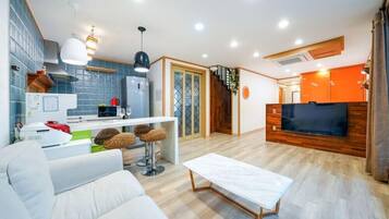 Room (IRIS VILLA M) | Individually decorated, individually furnished, free WiFi, bed sheets