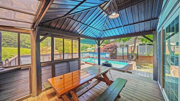 Room (IRIS VILLA D) | Individually decorated, individually furnished, free WiFi, bed sheets