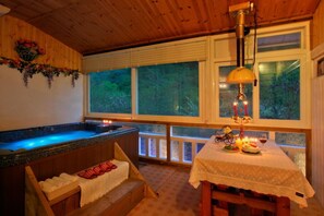 Habitación (Pond of Truth) | Decoración personalizada, muebles diferentes y wifi gratis 