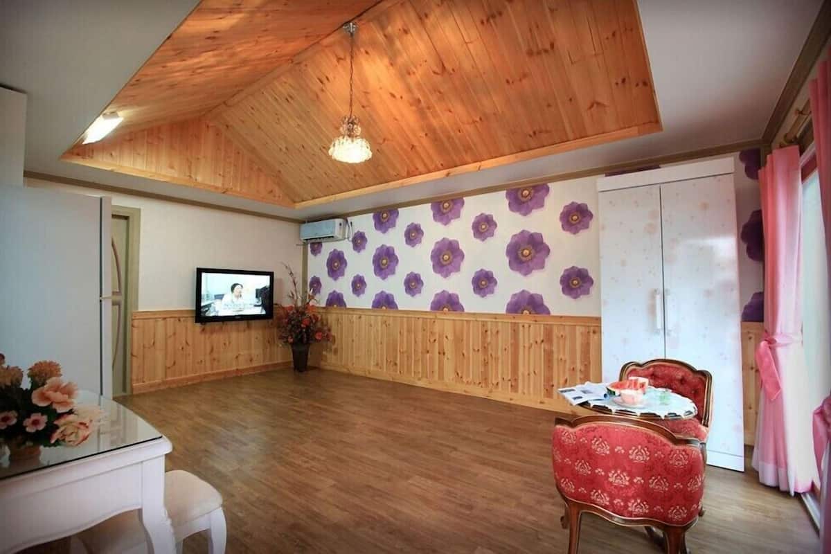 Room | WiFi (free), individually decorated, individually furnished, bed sheets