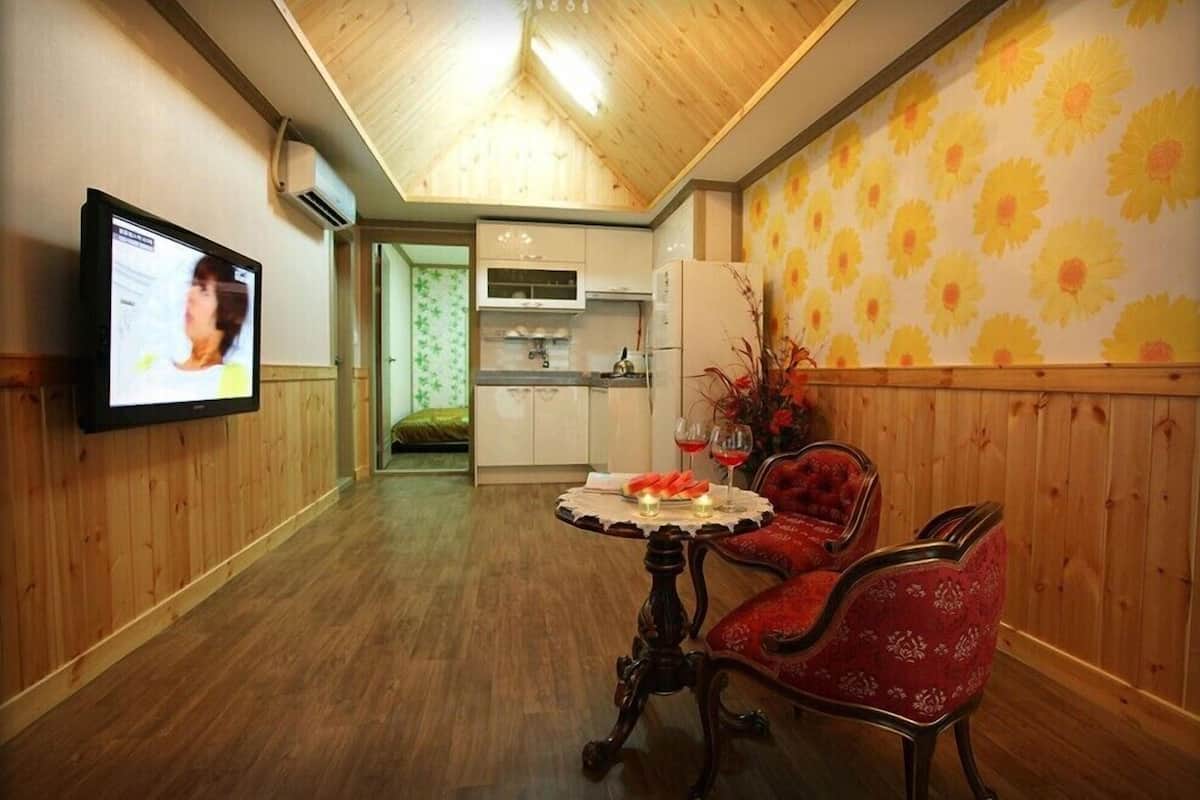Room | WiFi (free), individually decorated, individually furnished, bed sheets