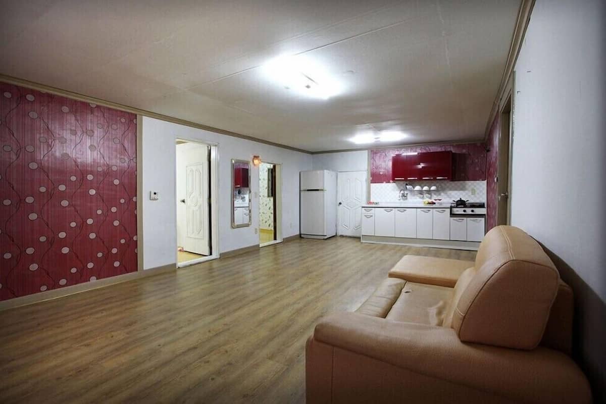 Room | WiFi (free), individually decorated, individually furnished, bed sheets