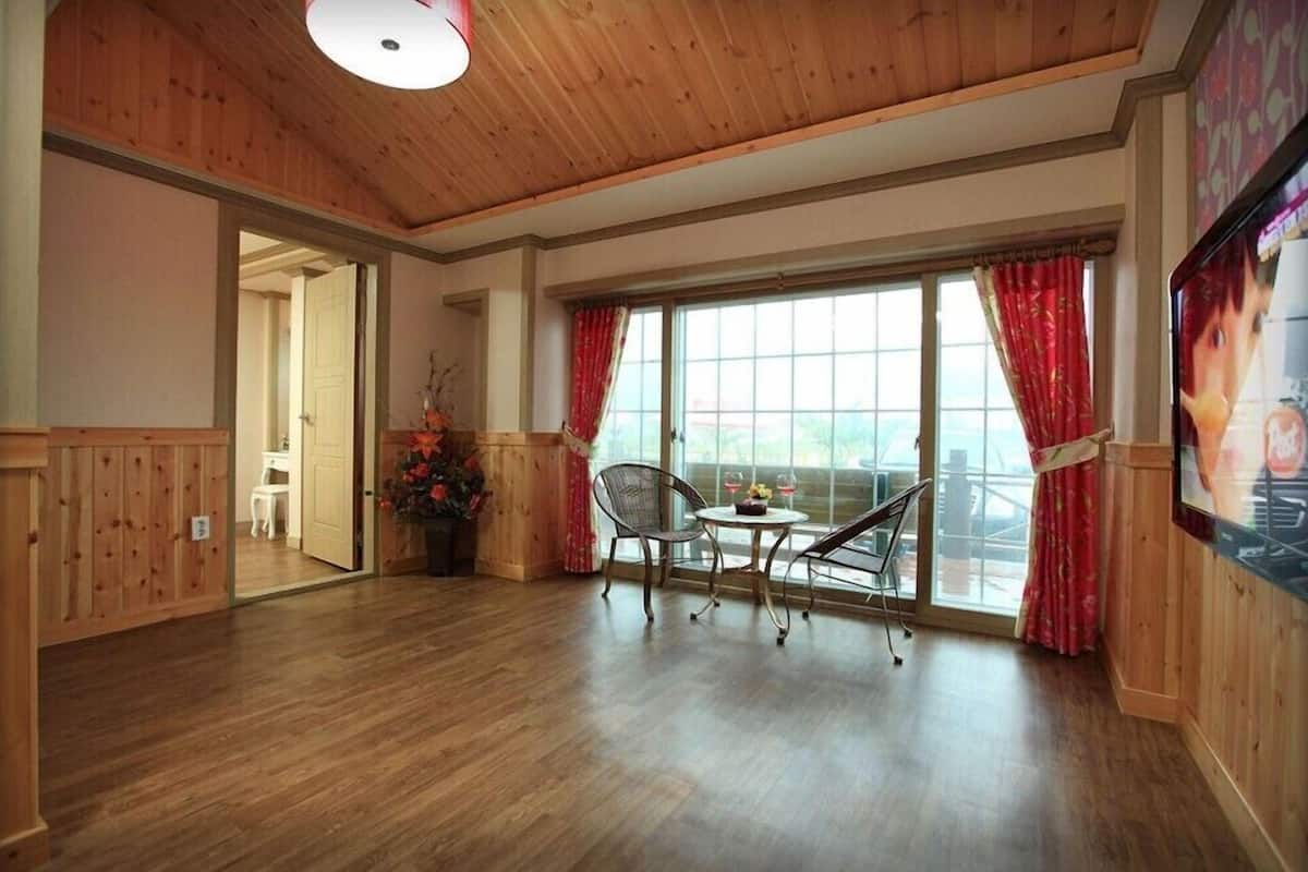 Room | WiFi (free), individually decorated, individually furnished, bed sheets