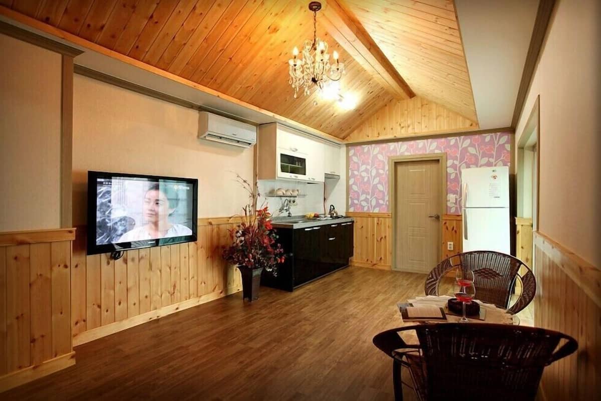 Room | WiFi (free), individually decorated, individually furnished, bed sheets