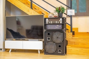 Room (Love (Private)) | Individually decorated, individually furnished, free WiFi, bed sheets