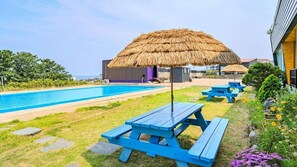 ルーム (Couple 2) | WiFi (無料)、客室ごとに異なる装飾、客室ごとに異なるインテリア、ベッドシーツ