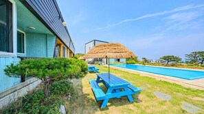 ルーム (Couple 1) | WiFi (無料)、客室ごとに異なる装飾、客室ごとに異なるインテリア、ベッドシーツ