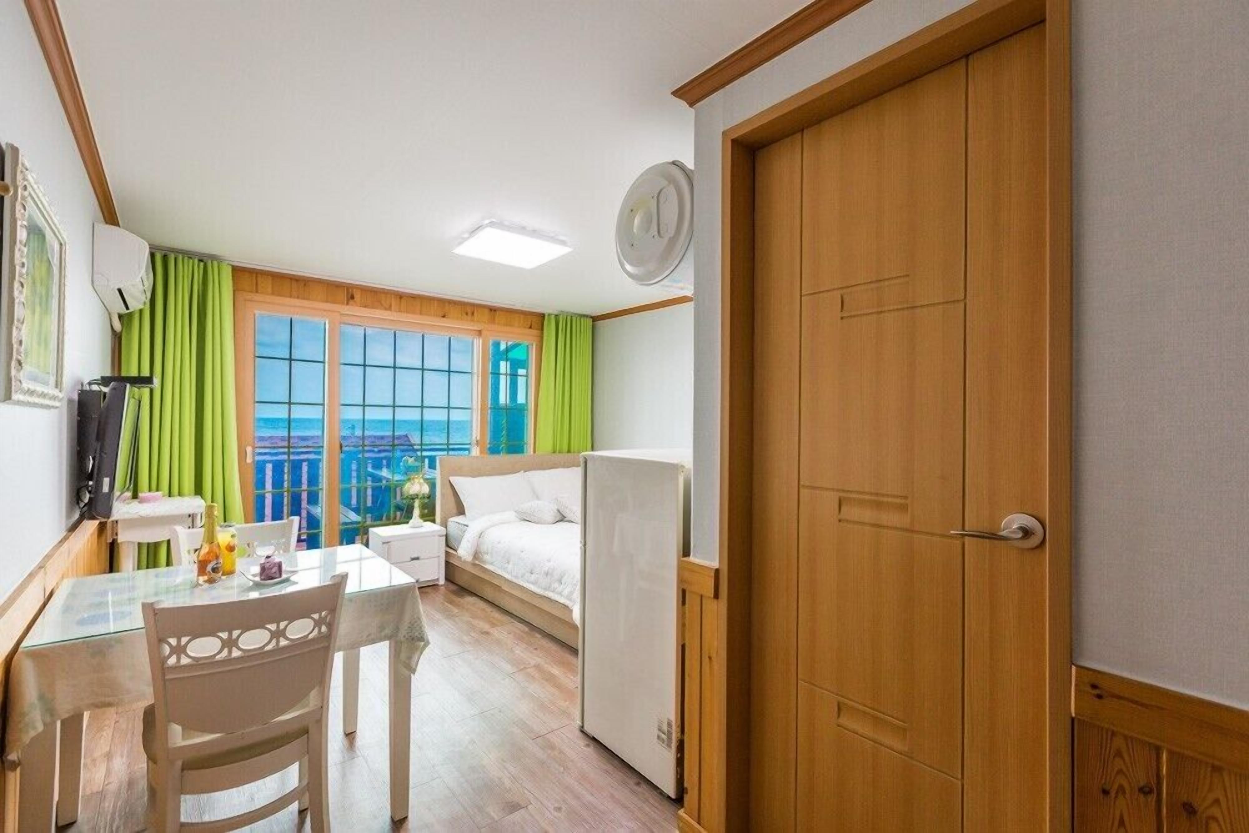 룸 (Mulbitsora) | 각각 다른 스타일의 인테리어, 각각 다르게 가구 비치, 무료 WiFi, 침대 시트