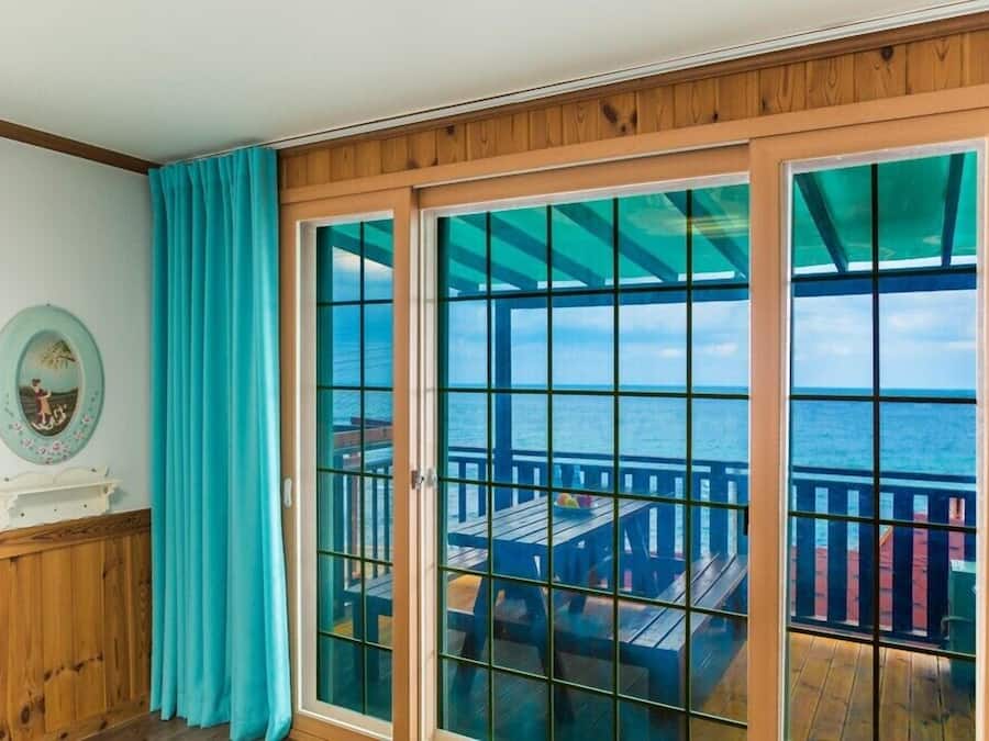 ๋ฃธ (Cheongsora) | ๊ฐ๊ฐ ๋ค๋ฅธ ์คํ์ผ์ ์ธํ
๋ฆฌ์ด, ๊ฐ๊ฐ ๋ค๋ฅด๊ฒ ๊ฐ๊ตฌ ๋น์น, ๋ฌด๋ฃ WiFi, ์นจ๋ ์ํธ