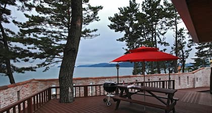 Tongyoung Beach castle pension