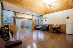 Muebles diferentes, wifi gratis y ropa de cama 