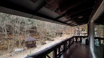 Muebles diferentes, wifi gratis y ropa de cama