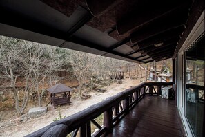 Muebles diferentes, wifi gratis y ropa de cama 