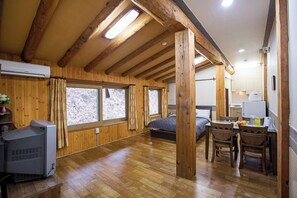 Muebles diferentes, wifi gratis y ropa de cama 