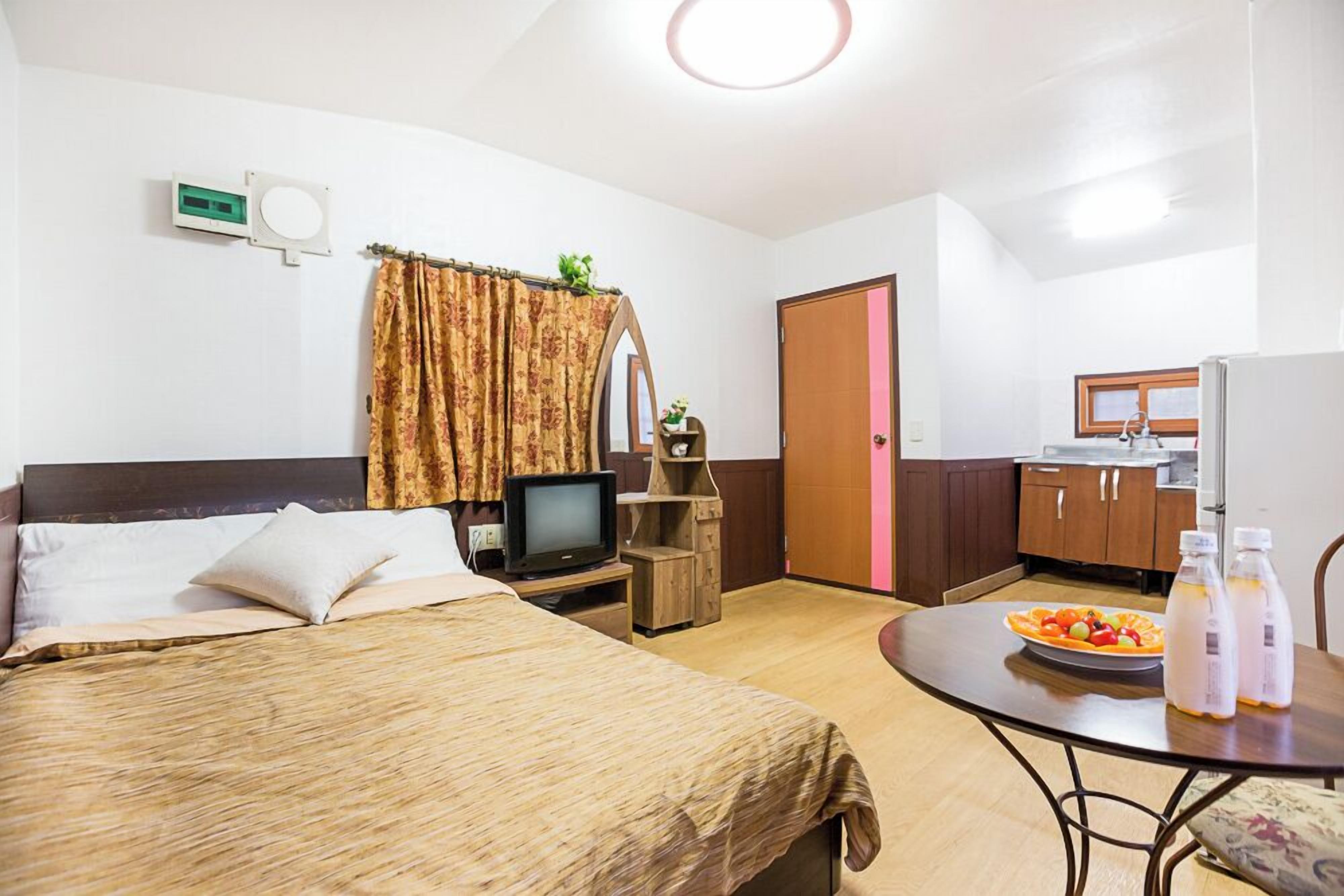 Muebles diferentes, wifi gratis y ropa de cama 