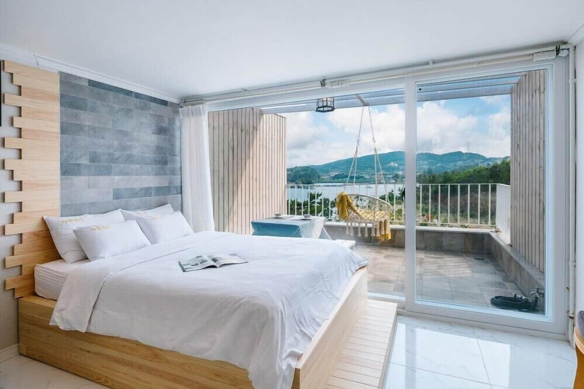 Room (Tteulhyanggi (2nd floor)) | Individually furnished, free WiFi, bed sheets