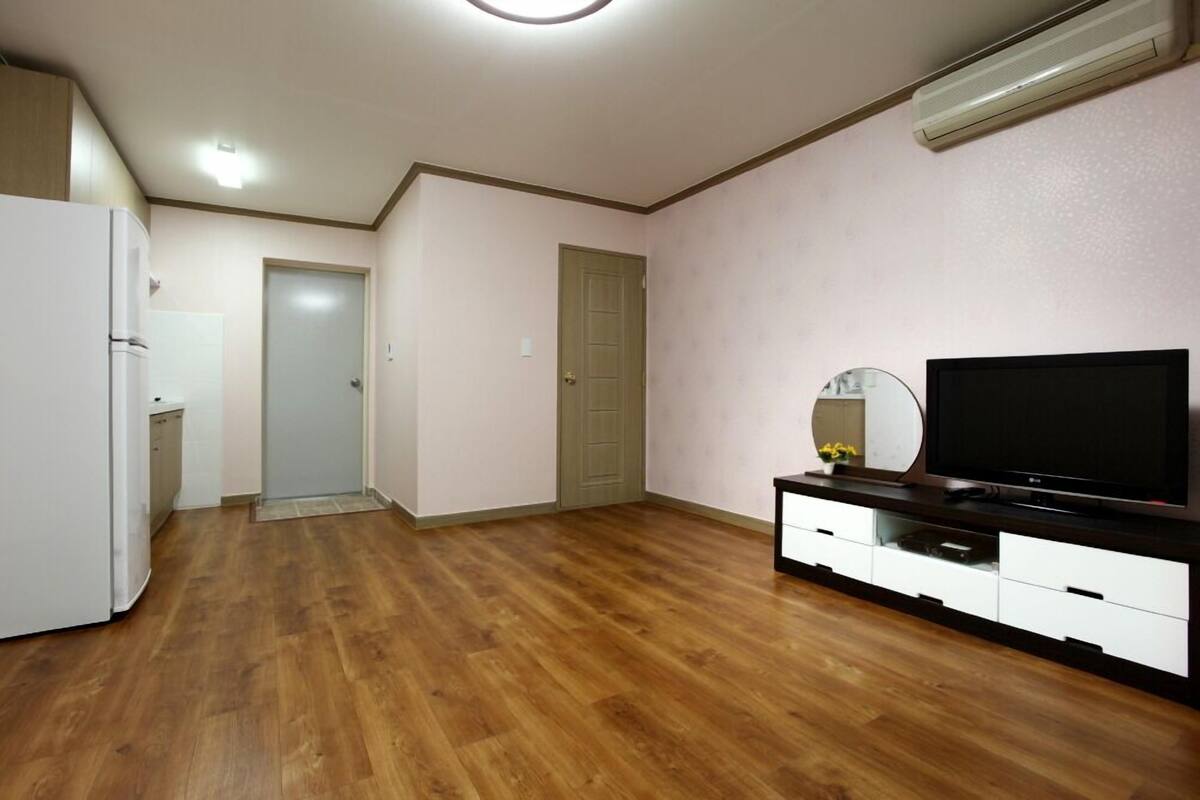 Room (201) | WiFi (free), individually furnished, bed sheets
