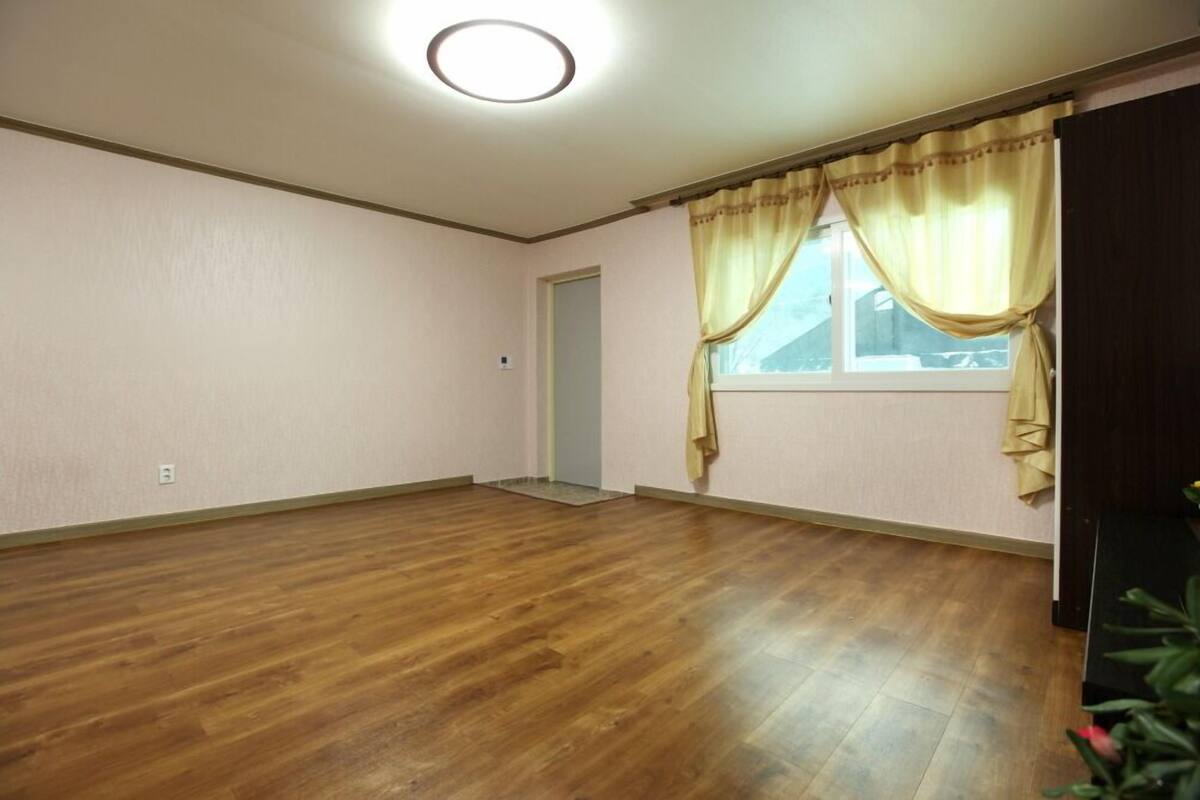 WiFi (free), individually furnished, bed sheets