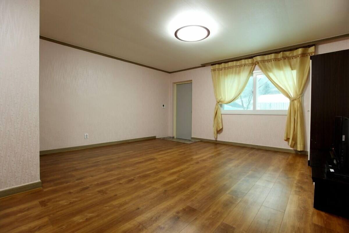 Room (102) | WiFi (free), individually furnished, bed sheets