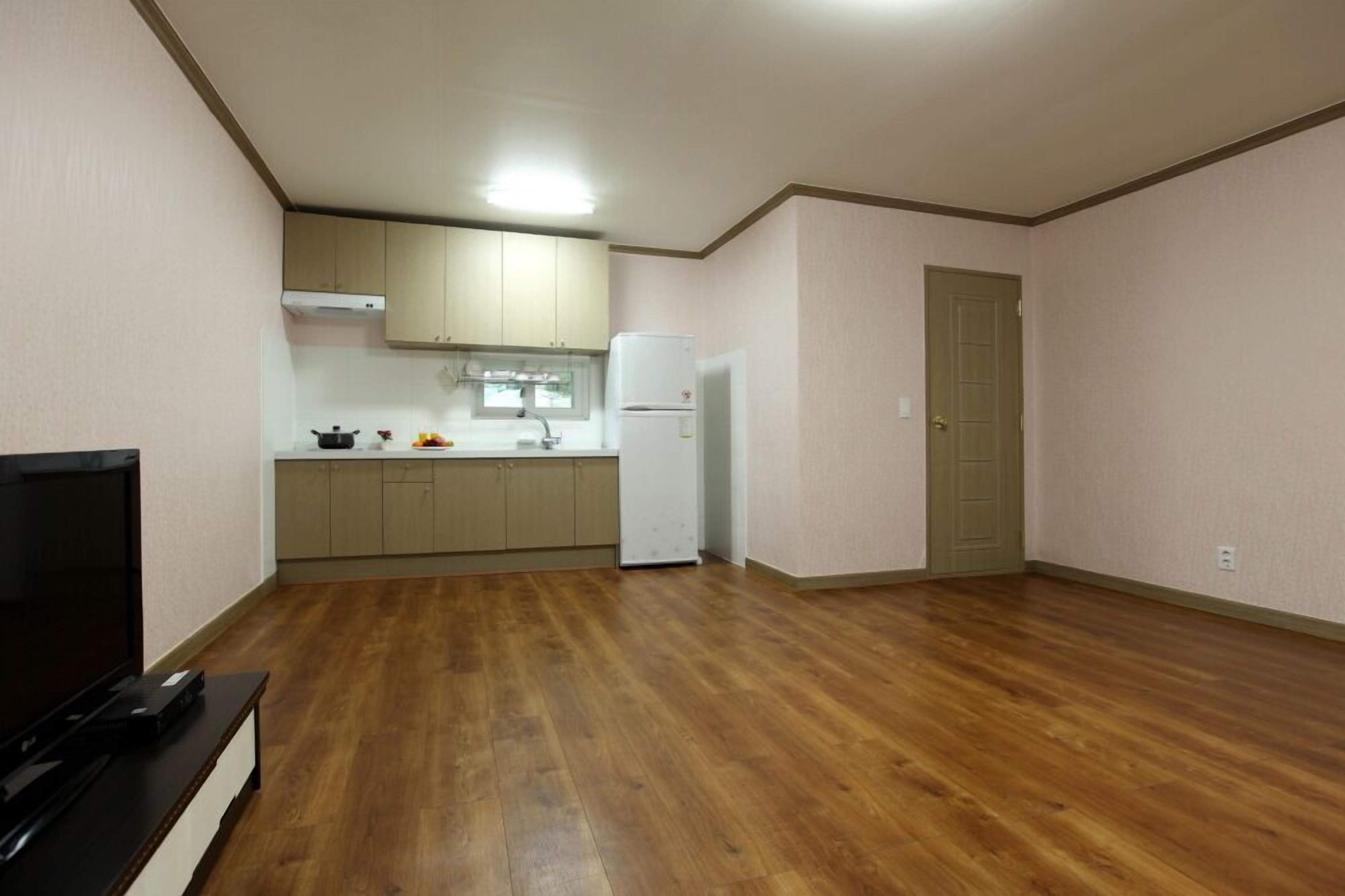 Room (102) | Individually furnished, free WiFi, bed sheets