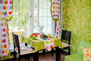 Decoración personalizada, wifi gratis y ropa de cama