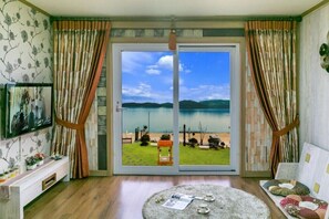 Room (Sea (2nd floor)) | Individually furnished, free WiFi, bed sheets - Ilmare Pension (Namhae)