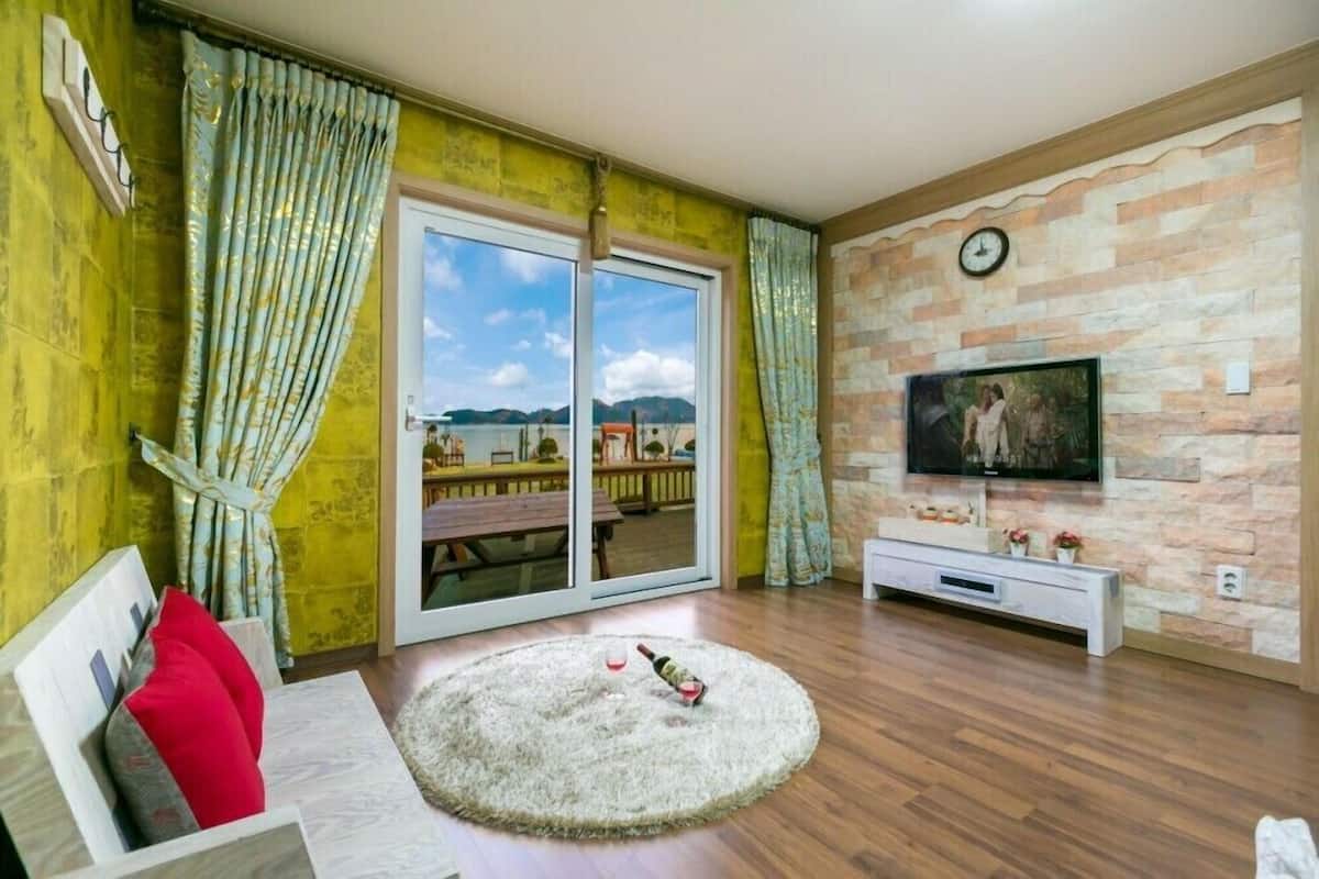 Room (Deungdae) | WiFi (free), individually furnished, bed sheets