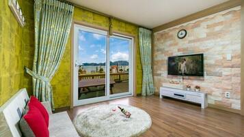 Habitación (Deungdae) | Muebles diferentes, wifi gratis y ropa de cama