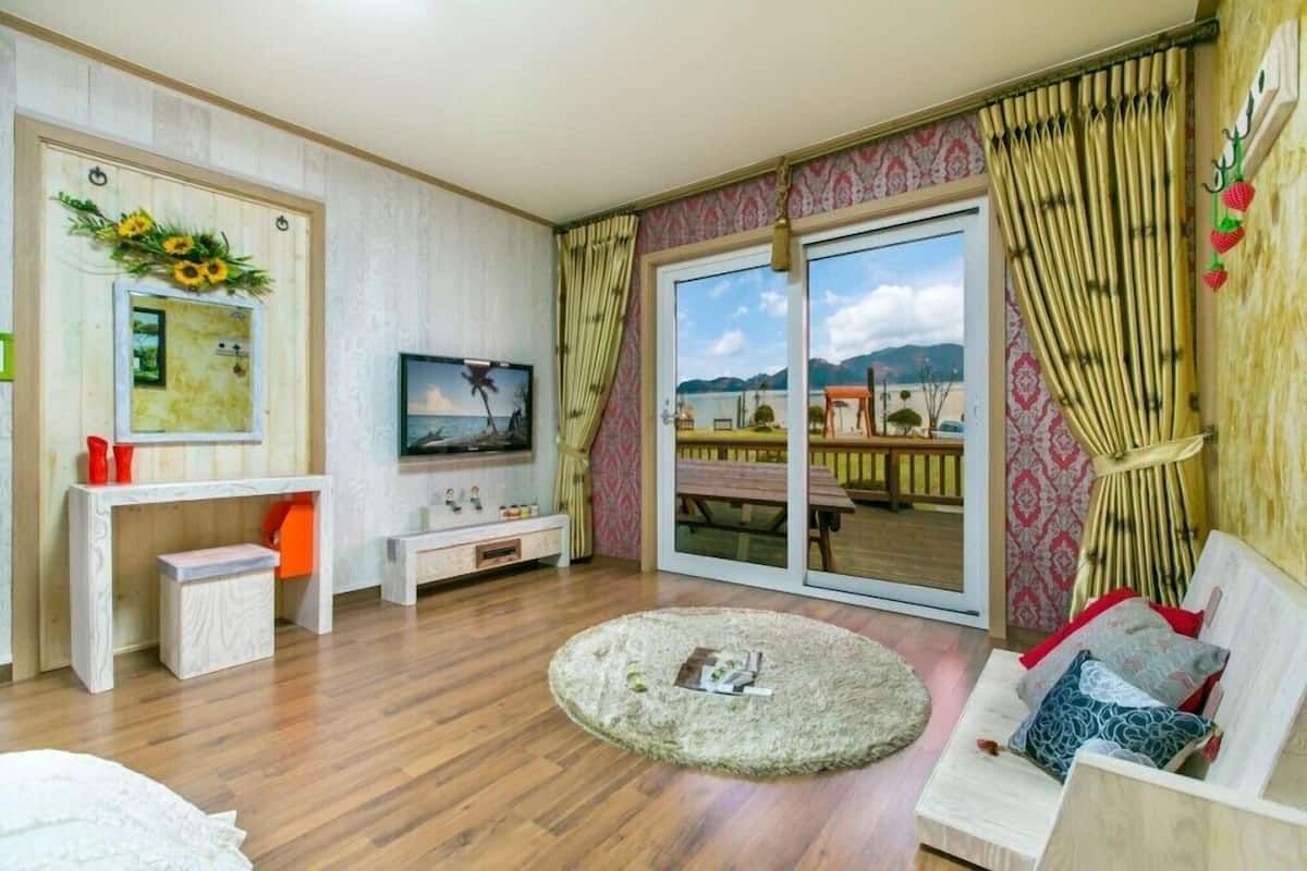Room (Milmul) | Individually furnished, free WiFi, bed sheets
