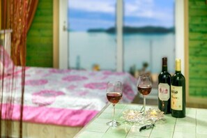 Room (Wave (2nd floor)) | Individually furnished, free WiFi, bed sheets - Ilmare Pension (Namhae)