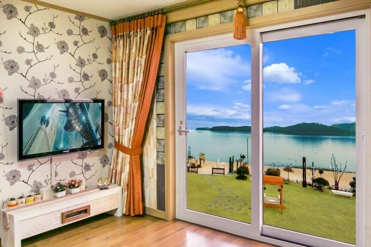 Room (Sea (2nd floor)) | Individually furnished, free WiFi, bed sheets